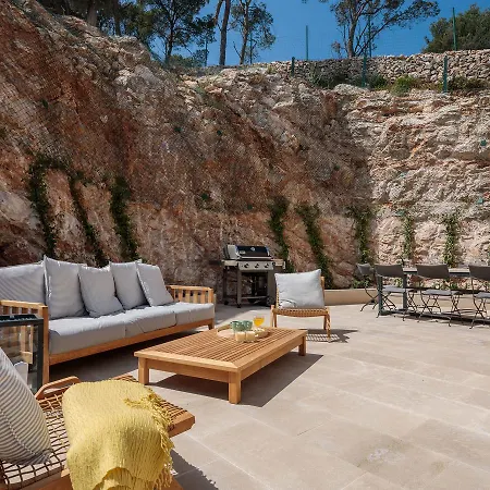 Spacious Villa With Pool In Sutivan