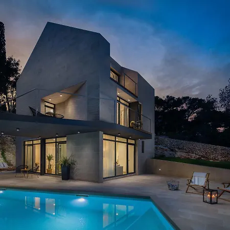 Spacious Villa With Pool In Sutivan