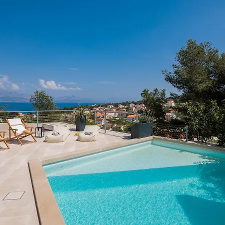 Vila Spacious Villa With Pool In Sutivan