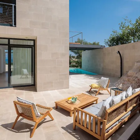 Spacious Villa With Pool In Sutivan Sutivan