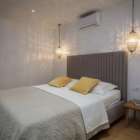 Spacious Villa With Pool In Sutivan *