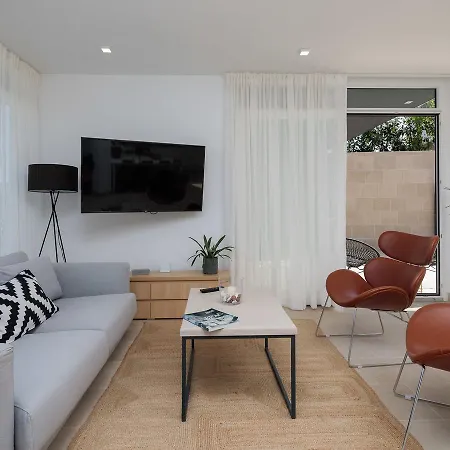 Spacious Villa With Pool In Sutivan *