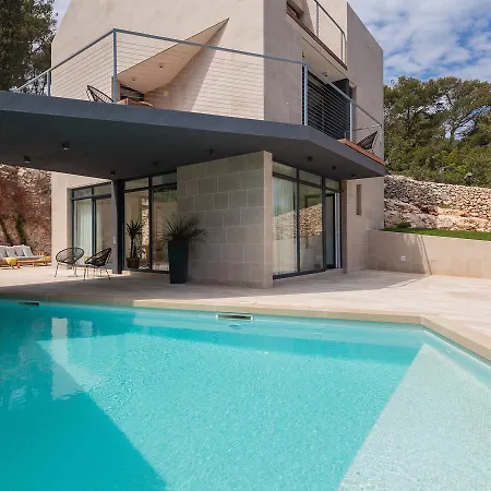 Spacious Villa With Pool In Sutivan