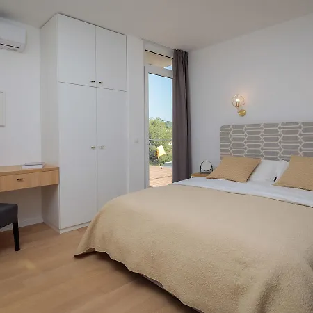 Spacious Villa With Pool In Sutivan Vila *