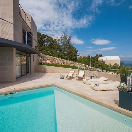 Vila Spacious Villa With Pool In Sutivan