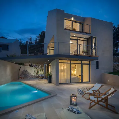 Spacious Villa With Pool In Sutivan Vila