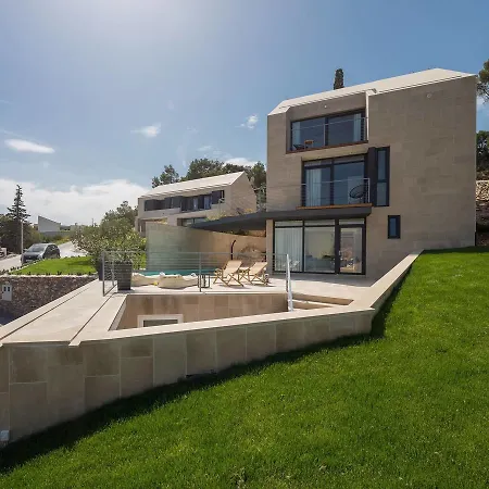 Vila Spacious Villa With Pool In Sutivan *